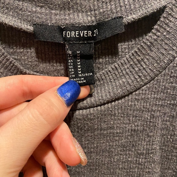 Size medium loose fit cropped top! - Picture 2 of 3